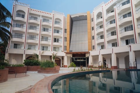 2 outdoor pools