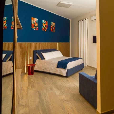 Premium bedding, down comforters, pillowtop beds, minibar (free items)