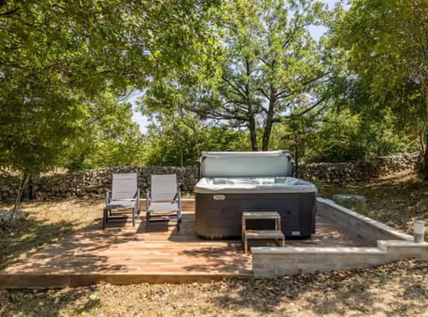 House (Four Bedroom Villa with Outdoor Pool) | Outdoor spa tub
