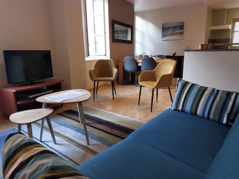 Comfort Apartment | Living area | 79-cm flat-screen TV with digital channels, DVD player