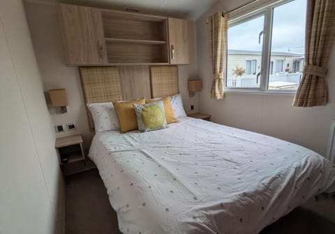 3 bedrooms, bed sheets