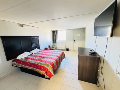 Standard Room, 1 King Bed, Smoking | Desk, soundproofing, free WiFi