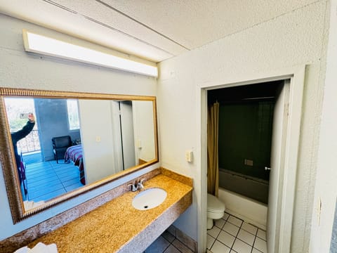 Combined shower/tub, towels