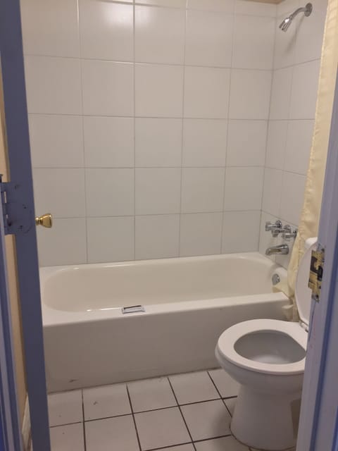 Economy Double Room, 2 Double Beds, Non Smoking | Bathroom | Combined shower/tub, towels