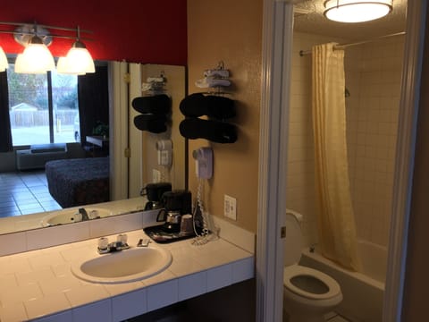 Comfort Room, 1 Queen Bed, Non Smoking, Refrigerator & Microwave | Bathroom | Combined shower/tub, towels