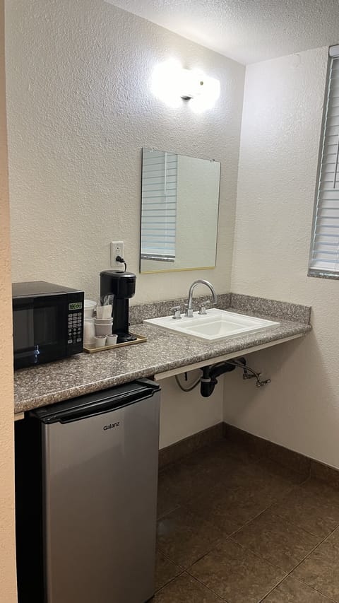 Standard Room, 1 Queen Bed | Mini-refrigerator