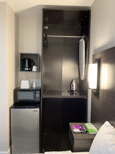 Queen Bed, Non Smoking with Fireplace | Blackout drapes, iron/ironing board, free WiFi, bed sheets