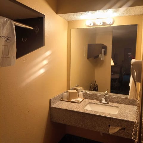 Standard Double Room, 2 Double Beds | Bathroom | Combined shower/tub, free toiletries, towels, shampoo