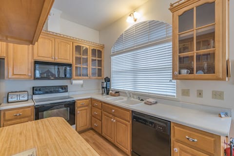 Luxury Double Room, Ensuite (Bridalveil - 207) | Private kitchen | Microwave, coffee/tea maker, freezer