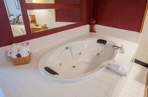 Room, 1 King Bed, Jetted Tub | Jetted tub