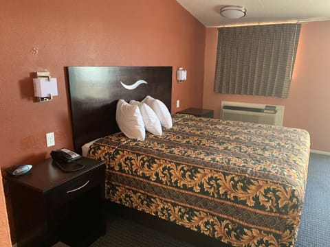 Single Room, 1 King Bed, Non Smoking | Desk, free WiFi, bed sheets