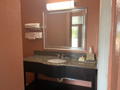 Single Room, 1 King Bed, Non Smoking | Bathroom | Combined shower/tub, free toiletries