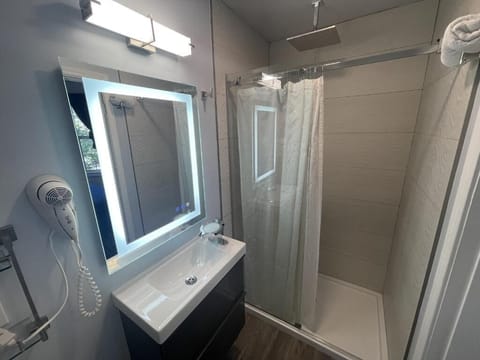 Single Room, Non Smoking, Private Bathroom | Bathroom | Hair dryer