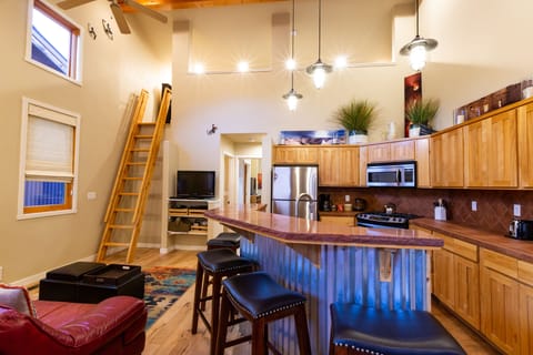 Unit 19 – Townhouse 1-Bedroom, Loft & Kitchen | Premium bedding, pillowtop beds, soundproofing, iron/ironing board