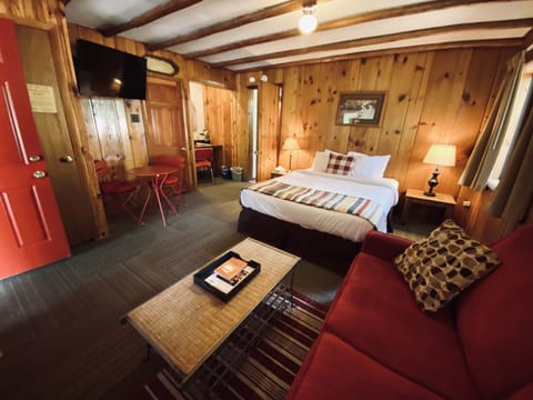 Hideaway Suite | Desk, iron/ironing board, free WiFi, bed sheets