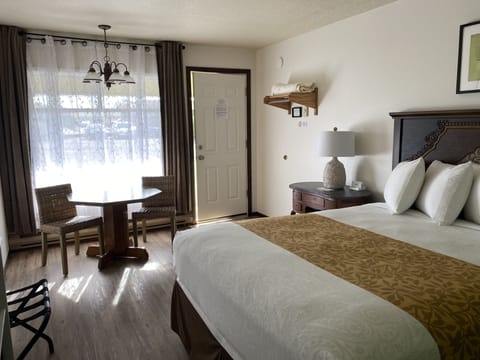 Standard Room, 1 Queen Bed | Individually decorated, individually furnished, free WiFi, bed sheets