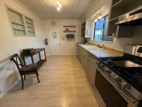 Suite | Private kitchen | Fridge, microwave, coffee/tea maker