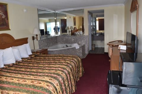 Comfort Room, 1 King Bed | Desk, iron/ironing board, free WiFi, bed sheets