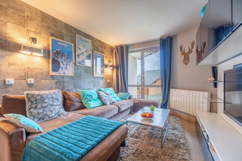 Deluxe Apartment, Balcony, Mountain View | Living area
