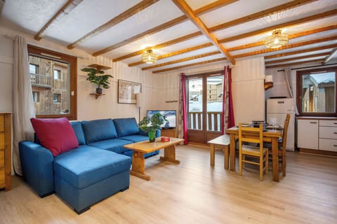 Deluxe Apartment, Balcony, Mountain View | Living area