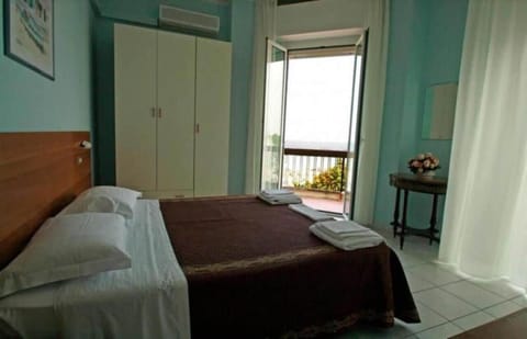 Classic Double Room, Patio | Desk, blackout drapes, iron/ironing board, WiFi (free)