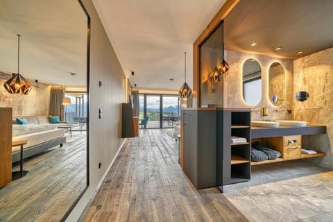 Luxury Suite, Mountain View | Interior