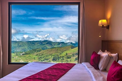 Suite, Balcony, Mountain View | Soundproofing, iron/ironing board, WiFi (free)