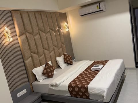 Desk, laptop workspace, iron/ironing board, free WiFi