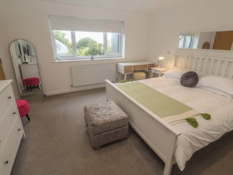 5 bedrooms, WiFi (free), individually decorated, individually furnished