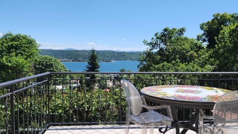 Panoramic Double Room, 1 King Bed, Private Bathroom, Lake View | Outdoor dining