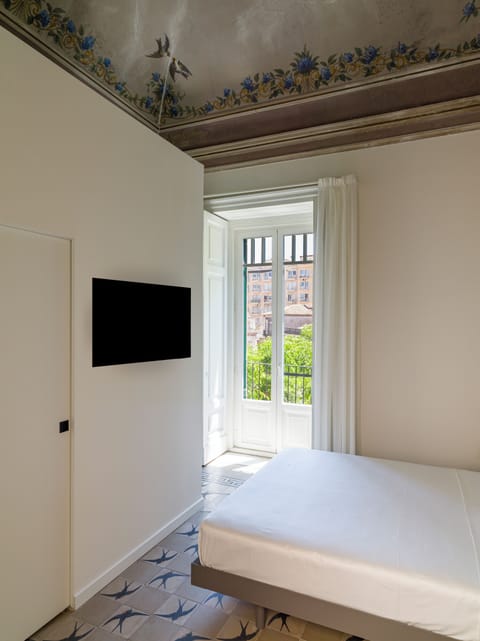 Deluxe room 4, City View | In-room safe, desk, blackout drapes, soundproofing