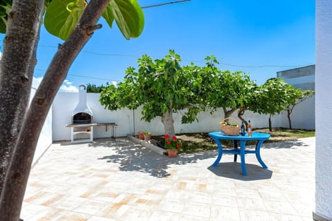 Family Villa, 3 Bedrooms, 2 Bathrooms (Casa Spiaggiabella Near The Sea) | Outdoor dining