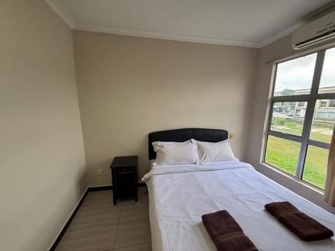 Standard Single Room, City View | In-room safe, desk, iron/ironing board (on request), WiFi (free)