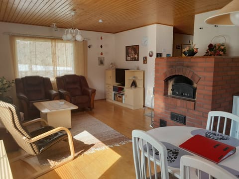 House, 2 Bedrooms, Accessible, Balcony | Living room | Books