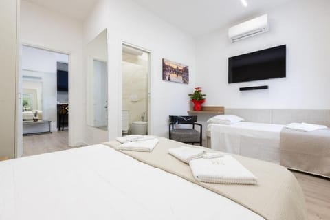 Triple Room | In-room safe, blackout drapes, soundproofing, WiFi (free)