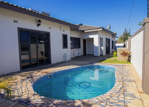8 outdoor pools
