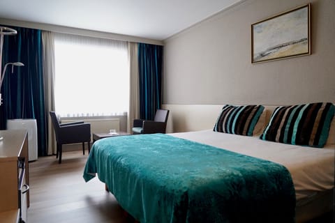 Standard Double or Twin Room | In-room safe, desk, blackout drapes, free WiFi