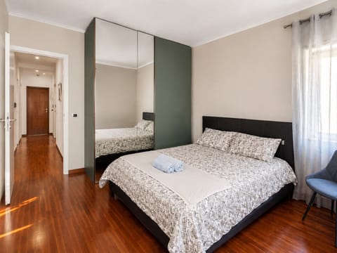 Luxury Apartment, 3 Bedrooms, Air conditioning, Park View | Soundproofing, iron/ironing board, WiFi (free)