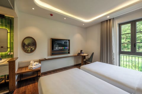 Superior Twin Room, City View | Desk, iron/ironing board, WiFi (free), bed sheets