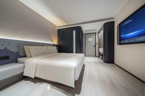 Basic Double Room | Desk, laptop workspace, iron/ironing board (on request), WiFi (free)