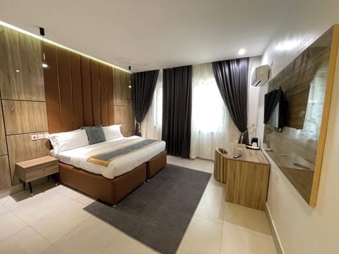 Executive Suite, Balcony, City View | Desk, laptop workspace, WiFi (free)