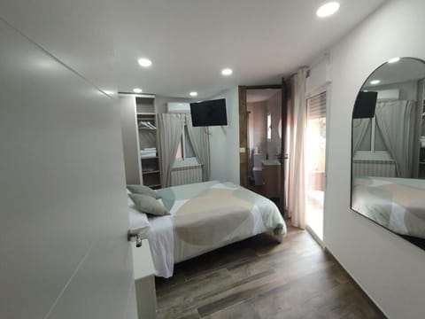 Suite, 1 Queen Bed, Balcony | WiFi (free)