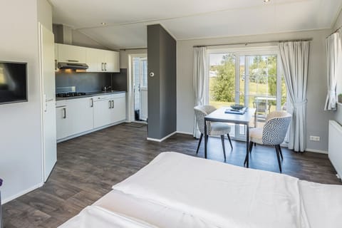 Hotelstudio aan het water | Cribs/infant beds, free WiFi, bed sheets