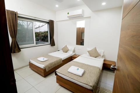 Deluxe Room | Desk, free WiFi