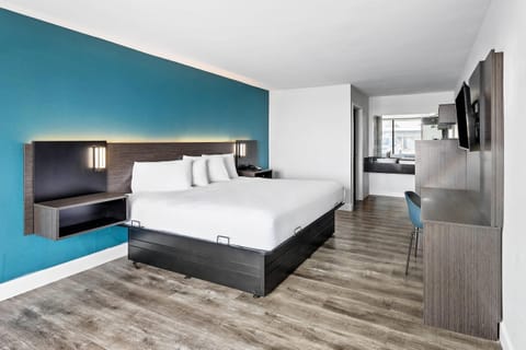 Room, 1 King Bed, Accessible, Non Smoking | Soundproofing, free WiFi, bed sheets