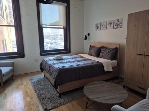 Apartment, City View | Living area | 40-inch flat-screen TV with digital channels, Netflix, Hulu