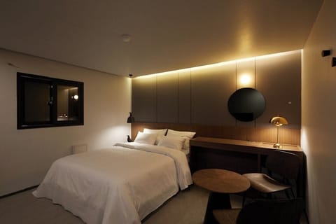 Desk, laptop workspace, WiFi (free), bed sheets