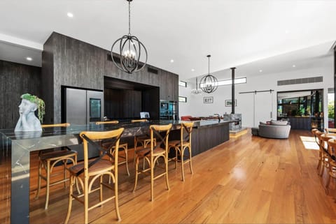 House | 4 bedrooms, high-speed internet