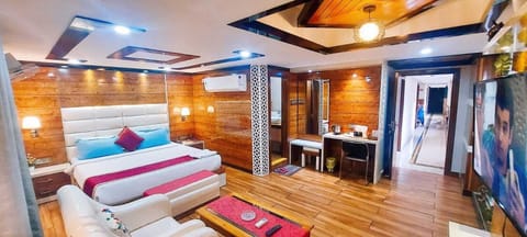 Luxury Double Room | Desk, laptop workspace, WiFi (free)