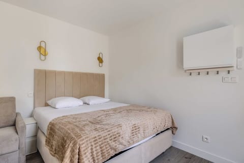 House | Laptop workspace, iron/ironing board, bed sheets